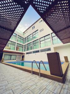 Bazén v ubytování Hôtel Regina The Pearl nebo v jeho okolí