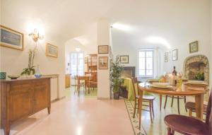La Gelsomina في سارزانا: غرفة طعام وغرفة معيشة مع طاولة وكراسي