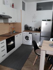 cocina con lavadora, secadora y mesa en Buono apartment, en Zadar