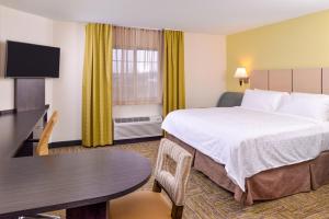 En eller flere senge i et værelse på Candlewood Suites - Plano North, an IHG Hotel
