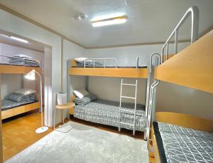 Saesori Guesthouse tesisinde bir ranza yatağı veya ranza yatakları