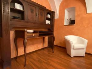 - biurko i białe krzesło w pokoju w obiekcie Il Ruscello w mieście Dolceacqua