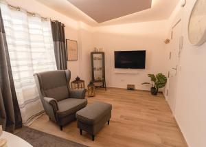 sala de estar con silla y TV en Exclusive Luxury Property, en Alicante
