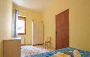 sypialnia z łóżkiem, szafą i drzwiami w obiekcie Marina w mieście Caronia Marina +5 zdjęć