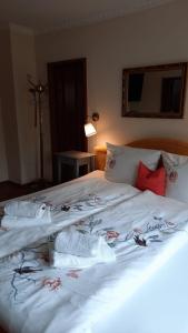 Una cama con sábanas blancas y toallas. en Villa Amber, en Bad Kissingen