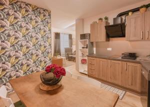 Una cocina con una mesa con un jarrón de flores encima. en Exclusive Luxury Property, en Alicante