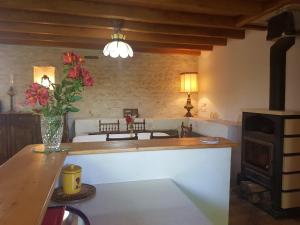 Billede fra billedgalleriet på Charmante maison de campagne i Nalliers + 24 billeder