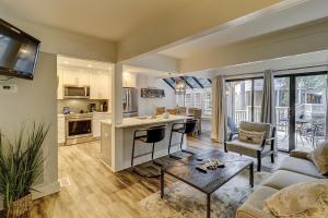ヒルトン・ヘッド・アイランドにあるLuxury 3 BR 35 BA New kitchen 2 Kings 2 Twins Bikes & Beach Gear includedのソファとテーブルのあるキッチンとリビングルーム