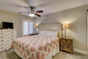 ヒルトン・ヘッド・アイランドにあるLuxury 3 BR 35 BA New kitchen 2 Kings 2 Twins Bikes & Beach Gear includedのベッドと天井扇風機のある寝室 +28枚の写真