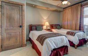 Postel nebo postele na pokoji v ubytování Edgemont 2305 - Luxury Ski-in Ski-out Condo