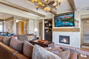 Posezení v ubytování Edgemont 2305 - Luxury Ski-in Ski-out Condo