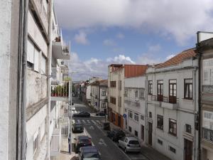 Blick auf eine Stadtstraße von einem Gebäude in der Unterkunft OPO Downtown - cozy apartment @Oporto city center in Porto