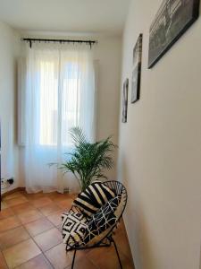 Uma área de estar em Nice & Roomy Apartment behind the Uffizi Museum