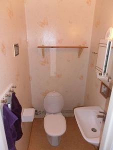 ein kleines Bad mit WC und Waschbecken in der Unterkunft Lakeside VILLA in Nolmyra