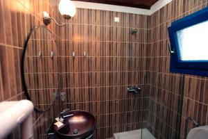 a bathroom with a sink and a shower with a mirror at Maistrali in Síkinos