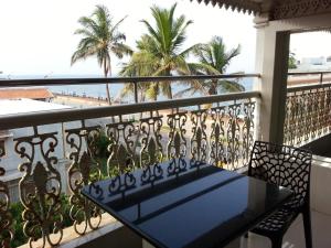 本地治里的住宿－蓮花灣景酒店，阳台配有桌子,享有海滩美景