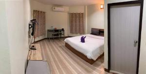 Postel nebo postele na pokoji v ubytování Alongkorn hotel by SB