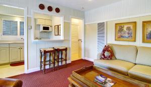 a living room with a couch and a table at Wayside Inn in Carmel