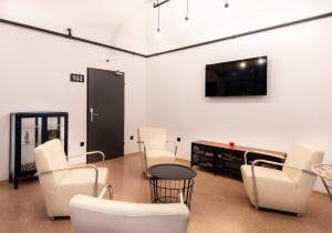 TV a/nebo společenská místnost v ubytování AdHoc Hostel