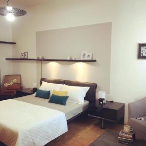 een slaapkamer met een bed met twee kussens erop bij Gabriella's Place in Verona