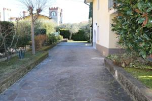 una strada acciottolata di fronte a un edificio di Apartment in Lazise - Gardasee 41950 a Lazise