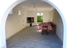 um arco que conduz a uma sala de estar com uma mesa em Apartment in Lazise - Gardasee 41950 em Lazise