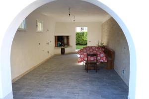un arco che conduce a un soggiorno con tavolo di Apartment in Lazise - Gardasee 41950 a Lazise