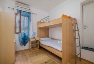 Postel nebo postele na pokoji v ubytování Apartment in Klimno - Insel Krk 41835