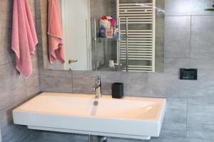 un bagno con un lavandino bianco e uno specchio di Apartment in Lazise - Gardasee 41950 a Lazise Altre 35 foto