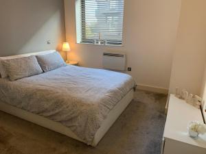 Säng eller sängar i ett rum på 2 Bedroom Apartment - Close to Piccadilly Train Station / Edge of the Northern Quarter