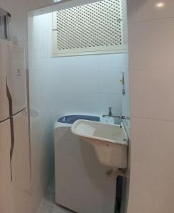 małą łazienkę z umywalką i lodówką w obiekcie Quarto e sala silencioso em Copacabana w mieście Rio de Janeiro