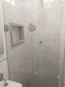 W łazience znajduje się prysznic ze szklanymi drzwiami. w obiekcie Quarto e sala silencioso em Copacabana w mieście Rio de Janeiro