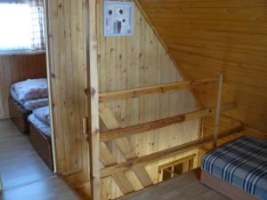 מיטה או מיטות קומותיים בחדר ב-Domki Letniskowe i pokoje Antonia
