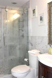 Kylpyhuone majoituspaikassa Perfecto's Retreat- LUXURY Cabin