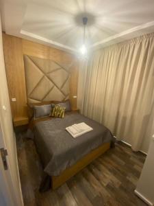 a bedroom with a bed in a room with a ceiling at LA CASA DEL SOL IMSOUANE in Imsouane