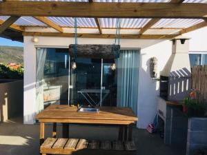 una mesa de picnic bajo un toldo en un patio en Residencial Villa das Flores, en Pinheira