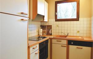 Η κουζίνα ή μικρή κουζίνα στο Two-Bedroom Holiday Home In Romery