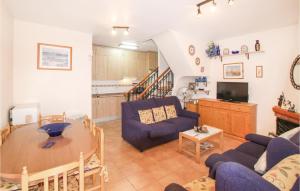 ein Wohnzimmer mit einem Sofa und einem Tisch in der Unterkunft Lovely Home In Santa Pola With Kitchenette in Santa Pola