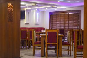 Un restaurant u otro lugar para comer en Royal Regency