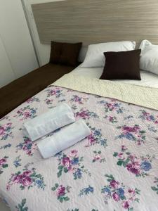 嘎林海斯港的住宿－Muro Alto condomínio clube，床上有两条毛巾