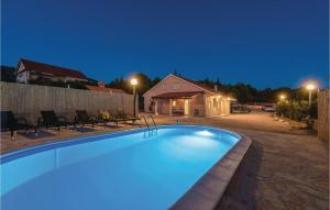 Bazén v ubytování Three-Bedroom Holiday Home In Dubrava nebo v jeho okolí + 34 fotografií