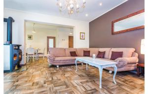 Posezení v ubytování Three-Bedroom Holiday Home In Dubrava