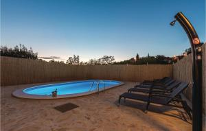 Bazén v ubytování Three-Bedroom Holiday Home In Dubrava nebo v jeho okolí