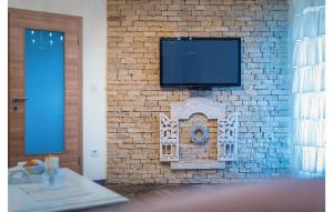 TV a/nebo společenská místnost v ubytování Three-Bedroom Holiday Home In Dubrava