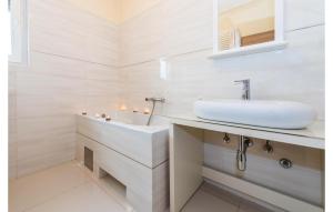 Koupelna v ubytování Three-Bedroom Holiday Home In Dubrava