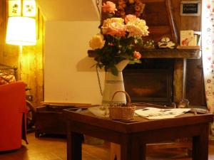 a vase of flowers on a table in a living room at Hotel Funivia in Courmayeur