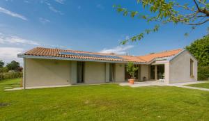 a house with a green lawn in front of it at A Casa Di Ita in Villorba