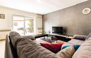 ein Wohnzimmer mit einem Sofa und einem TV in der Unterkunft 5 Bedroom Cozy Home In Pula in Pula