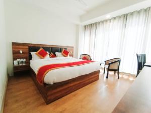 Un pat sau paturi într-o cameră la Clarks Inn Express, Jammu