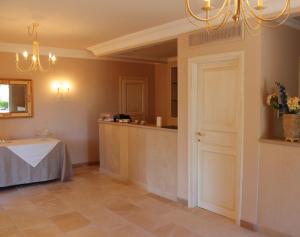 A kitchen or kitchenette at Tenuta Pigliano Hotel